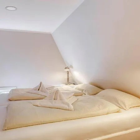 Holiday home Reetdachhaus Inmitten Von Wiesen Und Feldern *