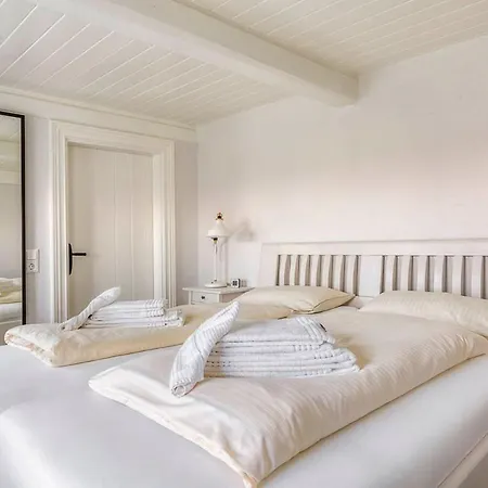 Holiday home Reetdachhaus Inmitten Von Wiesen Und Feldern *